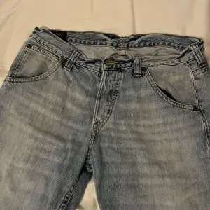 Säljer ett par ljusa jeans från Lee i bra skick. Knappt använda då de är för stora på mig. 