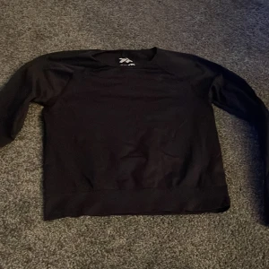 Svart tröja från Lager 157  - Säljer en svart tröja från Lager 157  i storlek 130/140. Tröjan är i bra skick och perfekt för sport. Den har en enkel design med långa ärmar och rund hals. Passar bra till sportiga aktiviteter.⚽️