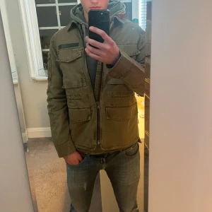 Grön Zadig Voltaire fieldjacket/overshirt ( Storlek M ) - Säljer en helt ny olivgrön fieldjacket/overshirt från Zadig Voltaire i jeansmaterial. Den är inte använd en ända gång, alltså så är skicket 10/10.  Storleken är M och modellen på bilden är 185 cm ✅. Jackan passar perfekt till kallare väder nu på hösten och in på vintern🍁❄️. När det gäller Pris eller allmänna frågor är det bara att skriva! Frakt på 1-2 dagar 📦✅