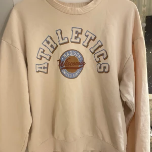 Beige sweatshirt från Gina Tricot - Säljer en supermjuk beige sweatshirt från Gina Tricot i storlek S. Perfekt för en avslappnad stil och passar bra till jeans eller leggings. Använd ett par gånger men i bra skick. Perfekt för höst och vår! Nopprig, se sista bilden.