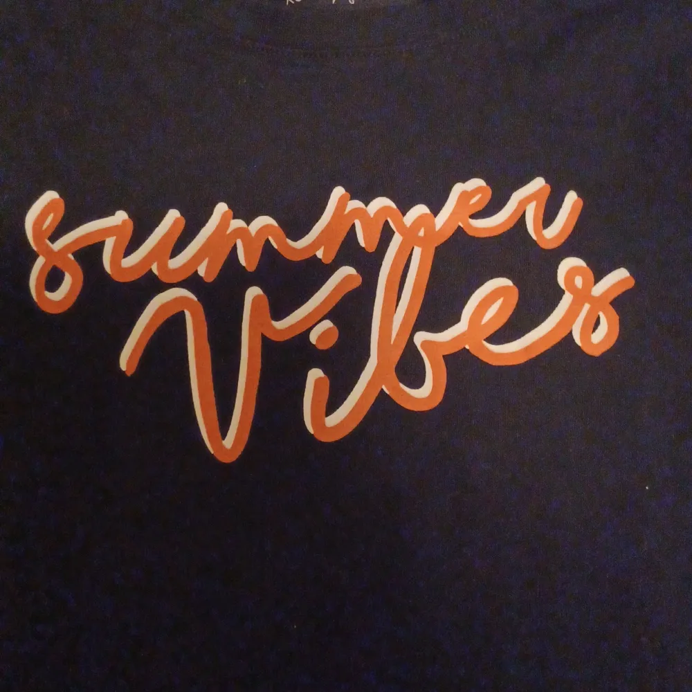 Säljer en svart t-shirt från XOXO friends i storlek 134/140. Den har ett coolt 'Summer Vibes' tryck i orange och vitt på framsidan. Perfekt för sommardagar! Gjord i 100% bomull för en skön känsla. 🖤. T-shirts.