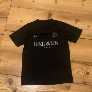 Balmain Paris tröja  - Säljer den då den inte kommer till användning den e hyfsat sliten men de e inget man lägger märke till på långt håll 