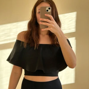 Svart offshoulder topp från NLY One - Snygg svart offshoulder topp från NLY One i storlek XS. Endast använd vid ett tillfälle 