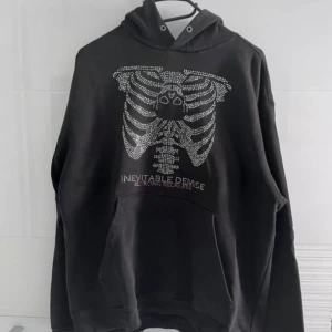 reckless scholars og hoodie - og reckless scholars hoodie. L på taggen men sitter som M. Några stenar har ramlat av och den har små hål dem syns dock nästan inte alls när man har på sig den. Kom med bud :)