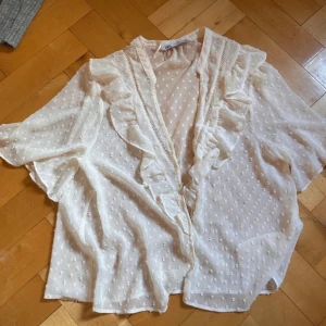 Blus från zara - Fin vit blus med knappar och volang. Använt fåtal gånger. Som ny!💗