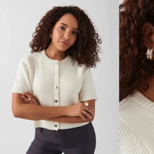 Vit stickad kofta från Gina tricot - Säljer en superfin vit stickad kofta från Gina tricot. Den har korta ärmar och knappar framtill. Koftan är i ett mjukt och bekvämt material som passar till alla tillfällen. Skriv för egna bilder🥰🥰storlek: S och helt i nyskick, nästan inte ens använd❣️❣️säljer för väldigt bra pris