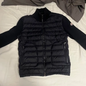 Moncler cardigan ej äkta - Säljer min ej äkta moncler cardigan som sitter bra på mig som är 175 cm. Skriv gärna om du har några frågor 