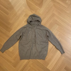 Grå stickad hoodie  - Stickad hoodie i bekvämt material, säljer den för att den var för liten på mig. Barnstorlek Skriv gärna för fler bilder eller funderingar. 
