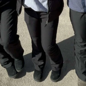 Skidbyxor svarta  - Säljer dessa supersnygga ” bootcut ” skidbyxor i strl 38 från Mc Kinley. Dom är vidare nedtill med dragsko så man lätt kan ta över dom över pjäxor. Det är små håll nedtill, se bild. Justerbara i midjan & förstärkta knä. Byxorna är i soft shell material. 😍😍⛷️