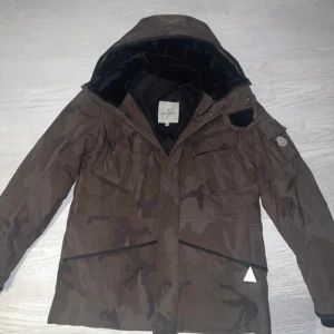 Camouflage parkajacka - Säljer en snygg och varm Moncler jacka i camouflagefärg. Perfekt för höst och vinter! Den är i mycket bra skick, bara använd ett fåtal gånger. Tveka inte på att höra av sig!