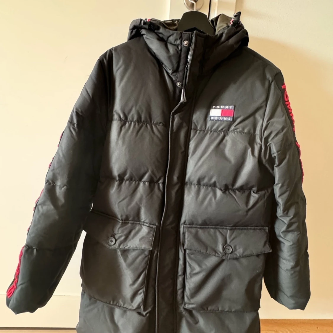 Svart pufferjacka från Tommy Jeans - 92