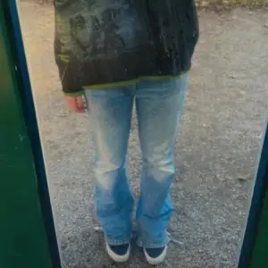 Så coola jeans som börjar bli försmå för mig!! Skriv för fler egna bilder för denhär är lånad av hon jag köpt av ❤️❤️❤️