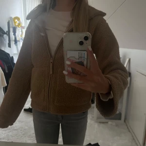  teddyjacka hm - Utsåld brun teddy  jacka från Hm, den är i bra skick💕💕