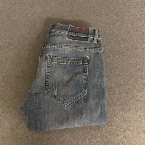 Vädligt snygga Dondup George Jeans | Riktigt fet design och väldigt snygg passform | Eftertraktad färg | Byxan är i Vädligt bra skick och har inga tecken på användning | Nypris runt 3k💰| Kontakta vid fler frågor eller funderingar ✔️