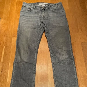 Jacob Cohen Jeans - Hej! Nu säljer jag dessa snygga Jacob Cohen Jeans. Bra skick och storlek 32. Pris kan diskuteras.