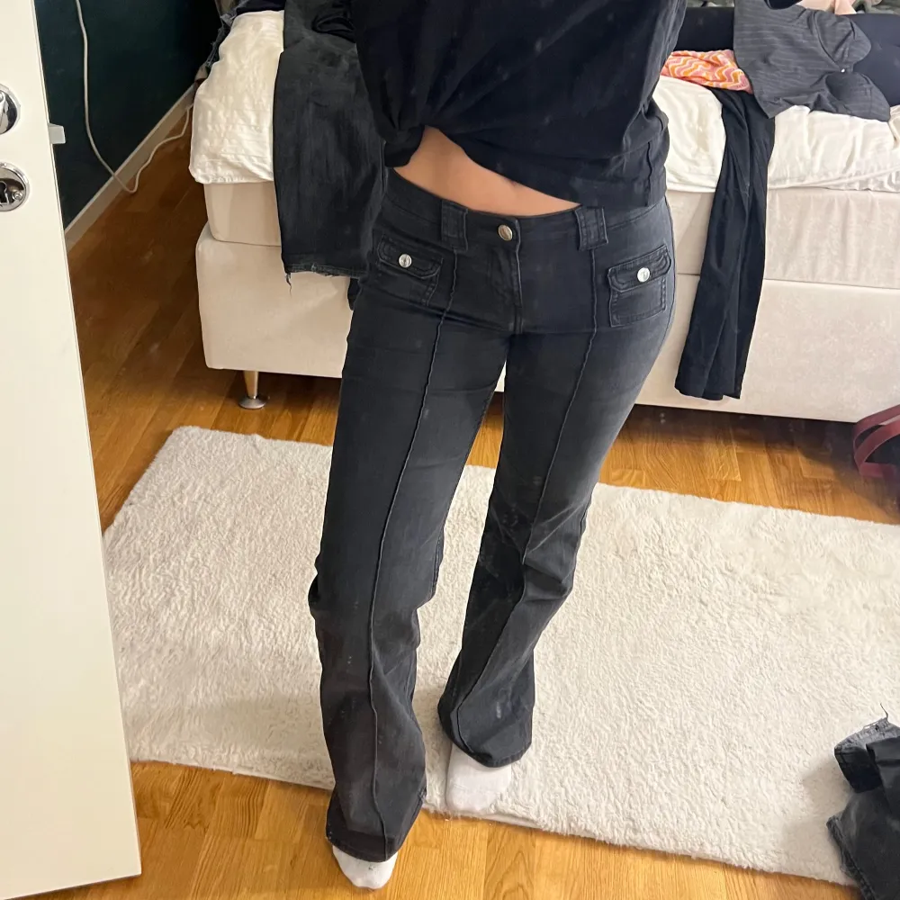 Säljer ett par svarta bootcut jeans i mycket bra skick. Storlek 36 ifrån H&M. . Jeans & Byxor.