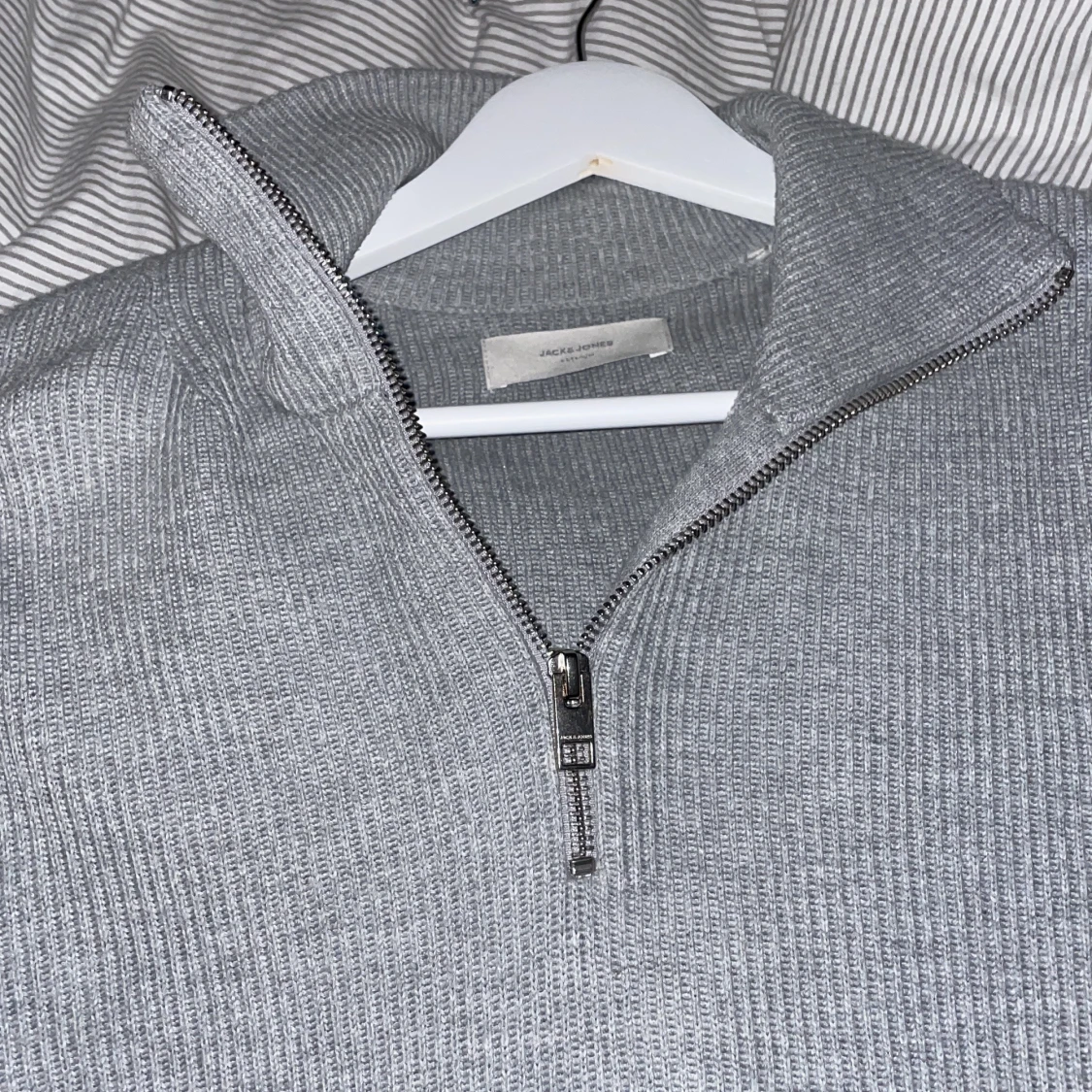 Grå ribbad tröja från Jack & Jones - 90