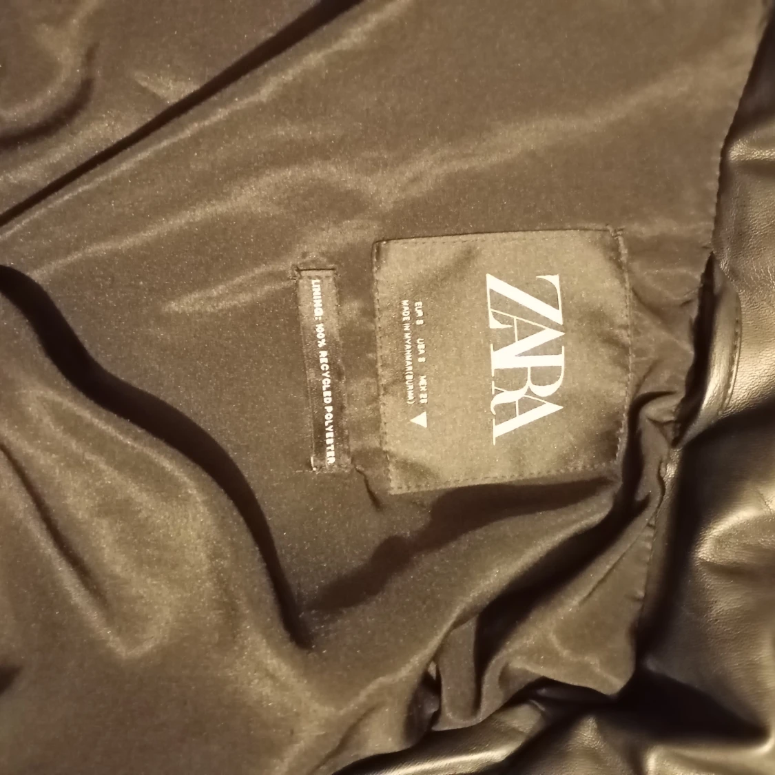 Svart pufferjacka från Zara - 90