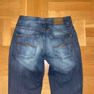 Nudie Jeans - Assnygga nudie jeans med en feeet tvätt på dem! Storlek W29 L32 men mer som W28. Midja 37 cm. Innerbenslängd 77 cm. Dessa passar ej mig så kommer tyvärr inte kunna skicka bild med dem på. För mer frågor skriv jättegärna till mig! (Priset kan diskuteras)