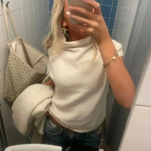 Stickad kortärmad  - jättemysig och så fin, använd 1 gång så är i helt nytt skick.  Kolla gärna in mina andra publiceringar! Kan tänka mig att få ner i pris vid snabb affär‼️ 