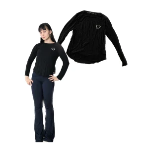 Svart långärmad topp med hjärtdetalj - Säljer en svart långärmad topp med en cool hjärtdetalj på bröstet. Toppen är i bra skick och passar till det mesta i garderoben. Skön och stilren design!