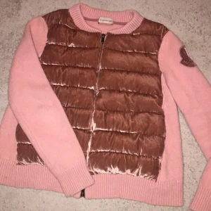 Moncler cardigan rosa M - Ställ frågor!