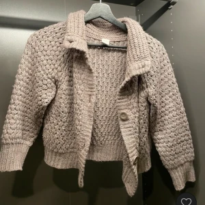 Beige stickad kofta trekvartsärmad  - Mysig beige stickad kofta med trekvartsärm. Skriv för frågor eller bilder.