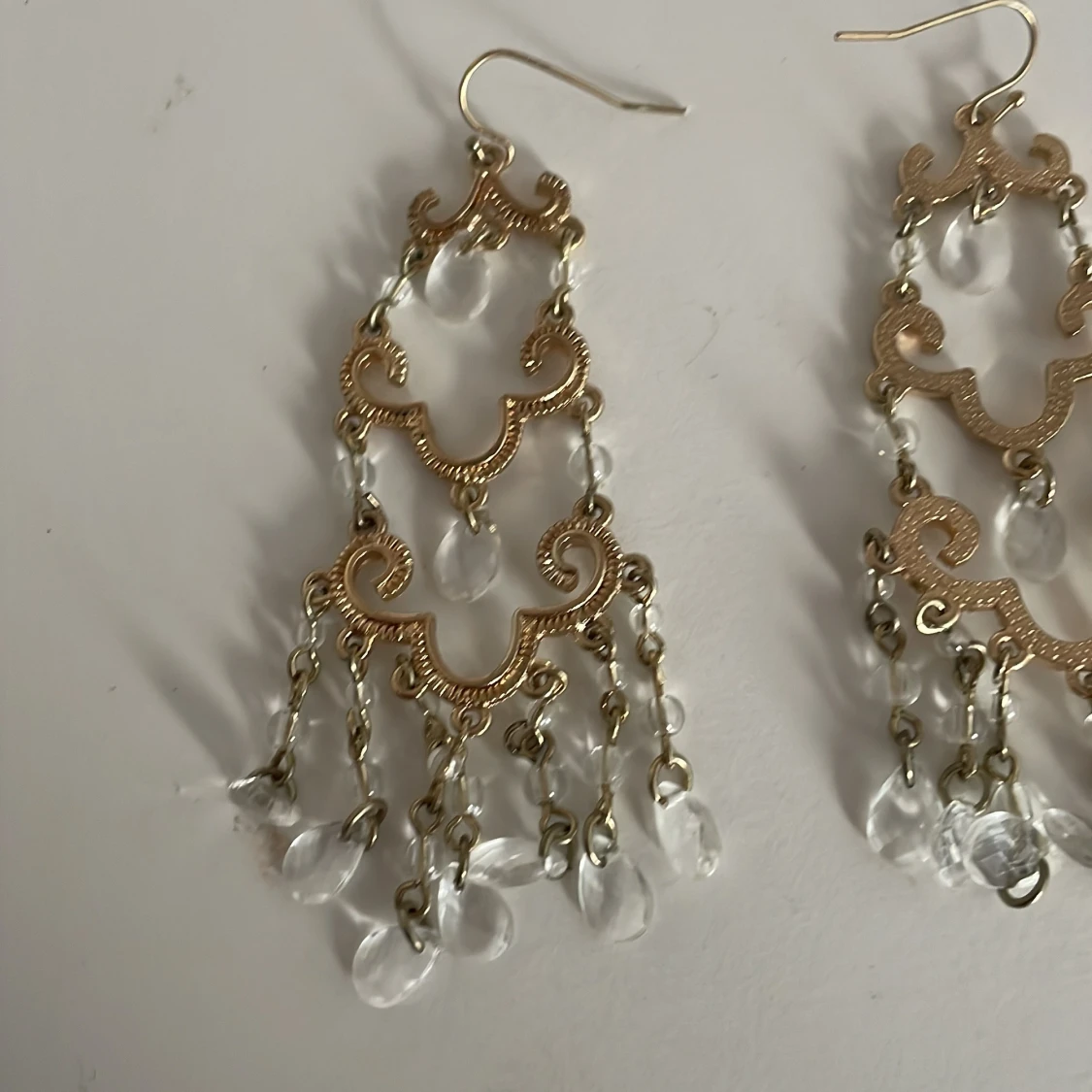 Guldiga örhängen med kristallhängen - 90