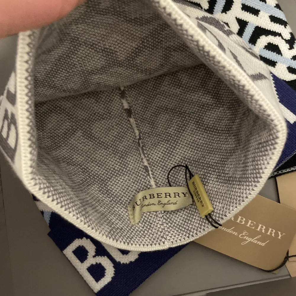 Snygg och stilren mössa från Burberry med deras ikoniska logga. Det finns tre olika färger vitt, blått, och svart. Perfekt för att hålla sig varm och trendig under kyliga dagar. Passar både till vardags och lite finare tillfällen. Ps det är 300kr per mössa om det finns frågor är det bara att skriva. Pris kan eventuellt diskuteras:). Asusteet.