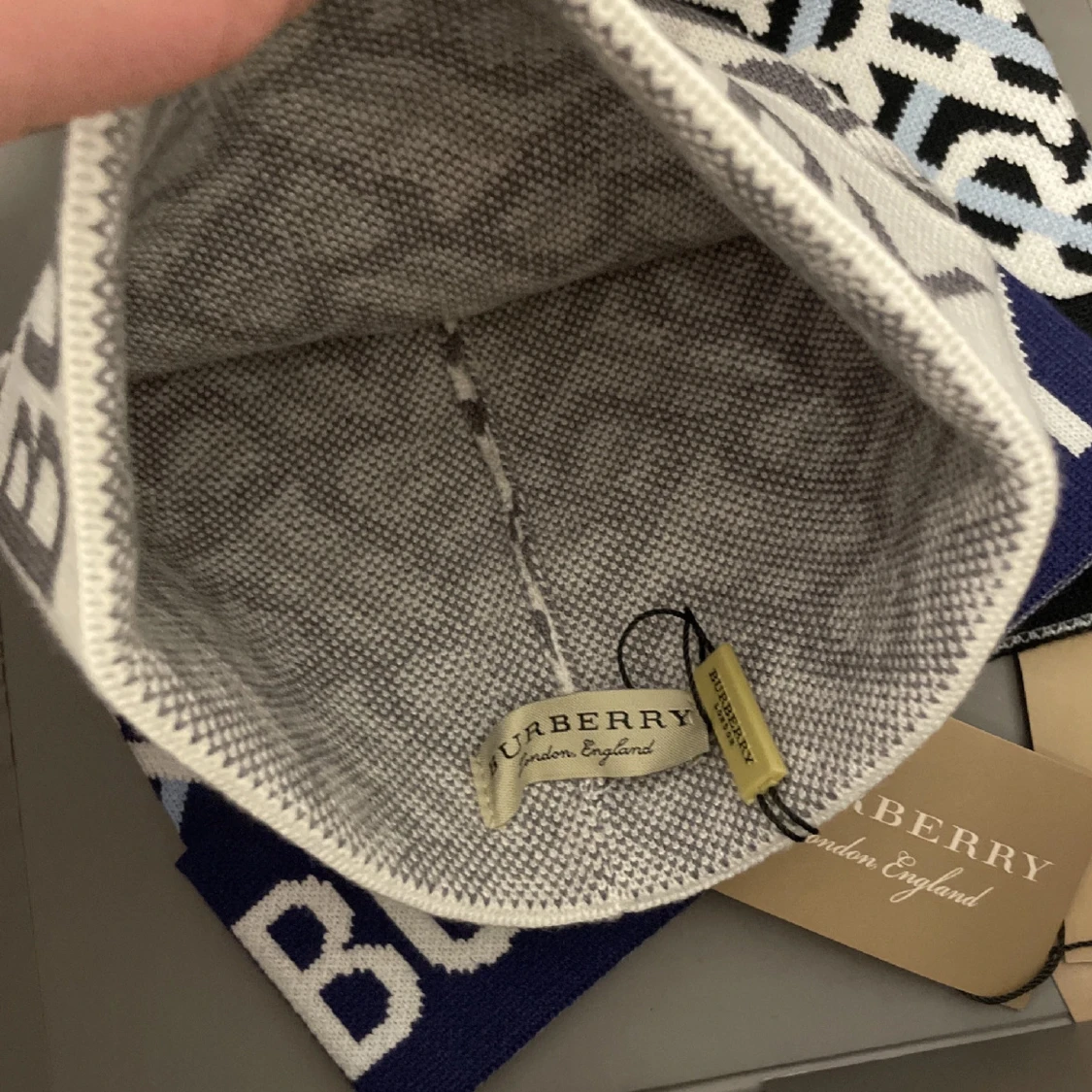 Mönstrad mössa från Burberry - 91