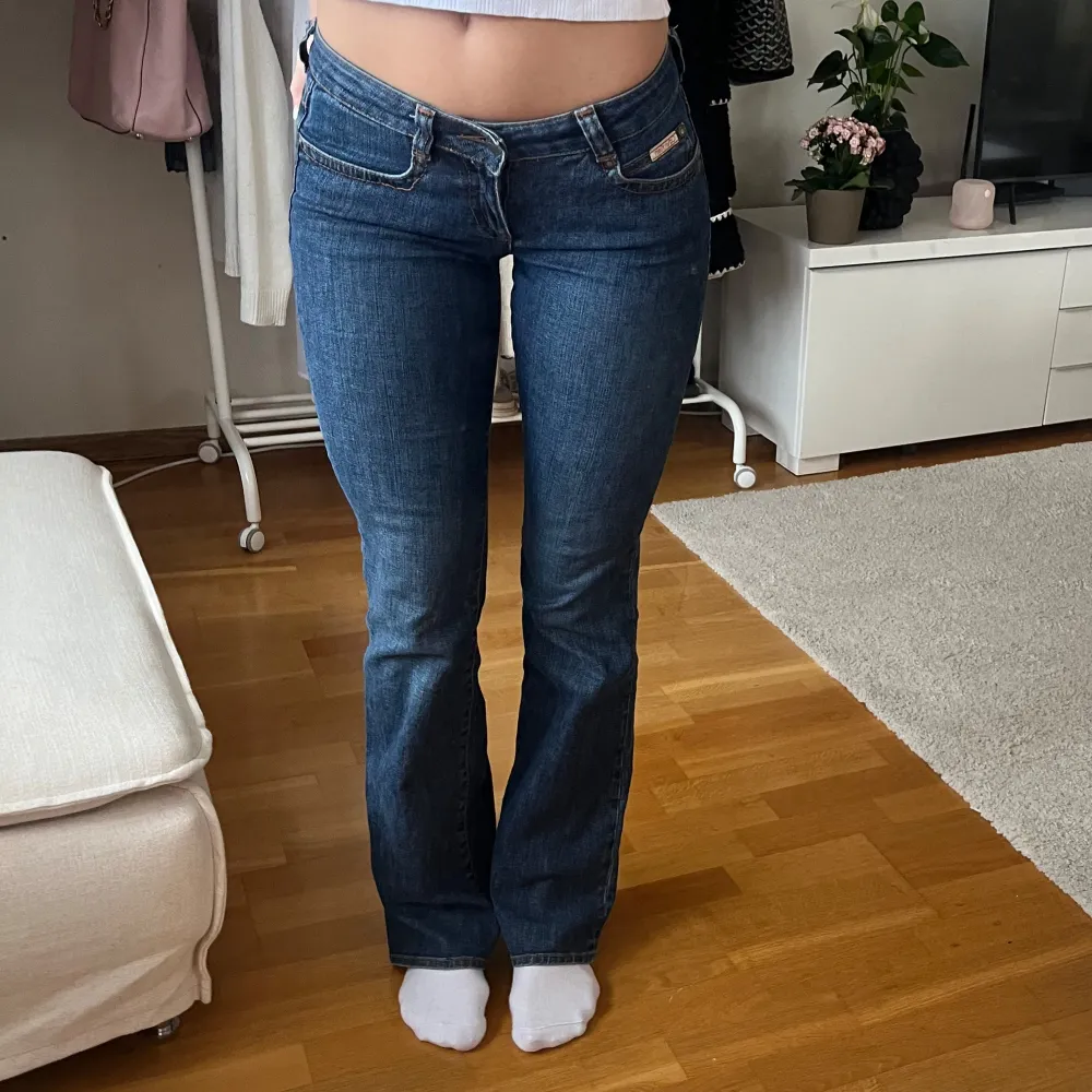 Säljer ett par blå lågmidjade jeans från Calvin Klein i mycket bra skick. Säljer på grund av att de är lite för tajta för mig🩷(Waist- 26). Jeans & Byxor.