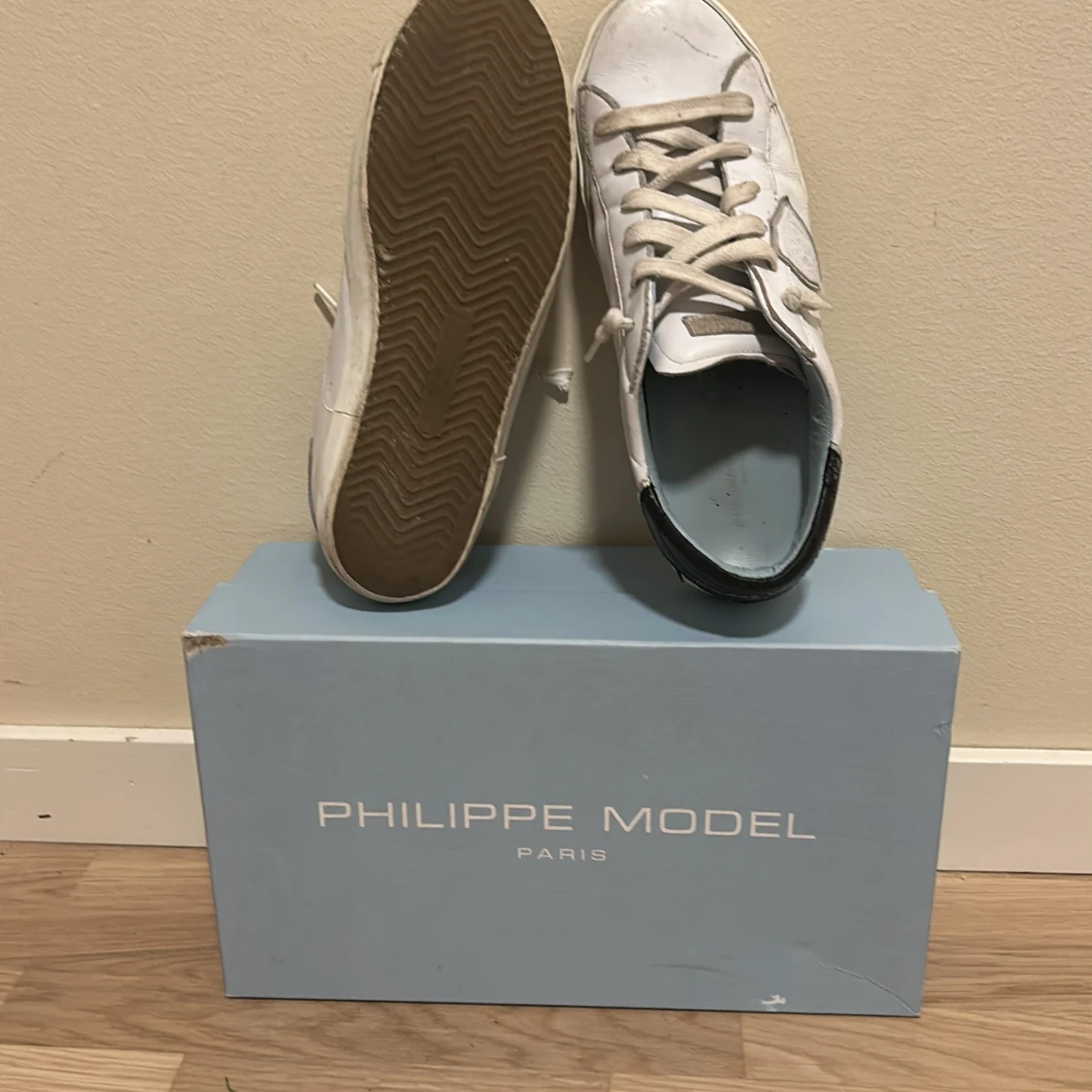 Vita sneakers från Philippe Model - 91
