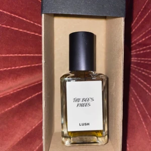 The Bee's Knees parfym från Lush - Säljer en ny flaska av The Bee's Knees parfym från Lush. Test spreyad 1 gång 💛