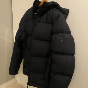 Varm Vinterjacka Peak Performance - Säljer min vinterjacka från peak, Jackan är som ny, köpt förra vinersäsongen för 4500  Modellen är 180cm, 75kg.  Finns att hämta i stan
