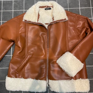 Skinnjacka - Supersnygg skinnjacka med päls i från Gina Tricot. Perfekt till vintern. Finns ej kvar att köpa hos Gina 