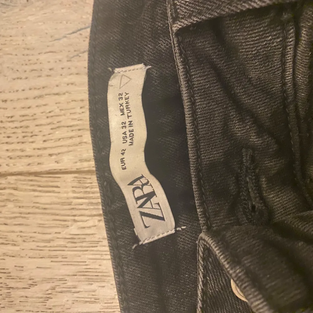 Säljer ett par svarta jeans från Zara i storlek 32. De är i bra skick och har en slim passform som sitter snyggt. Perfekta för både vardag och fest! . Jeans & Byxor.