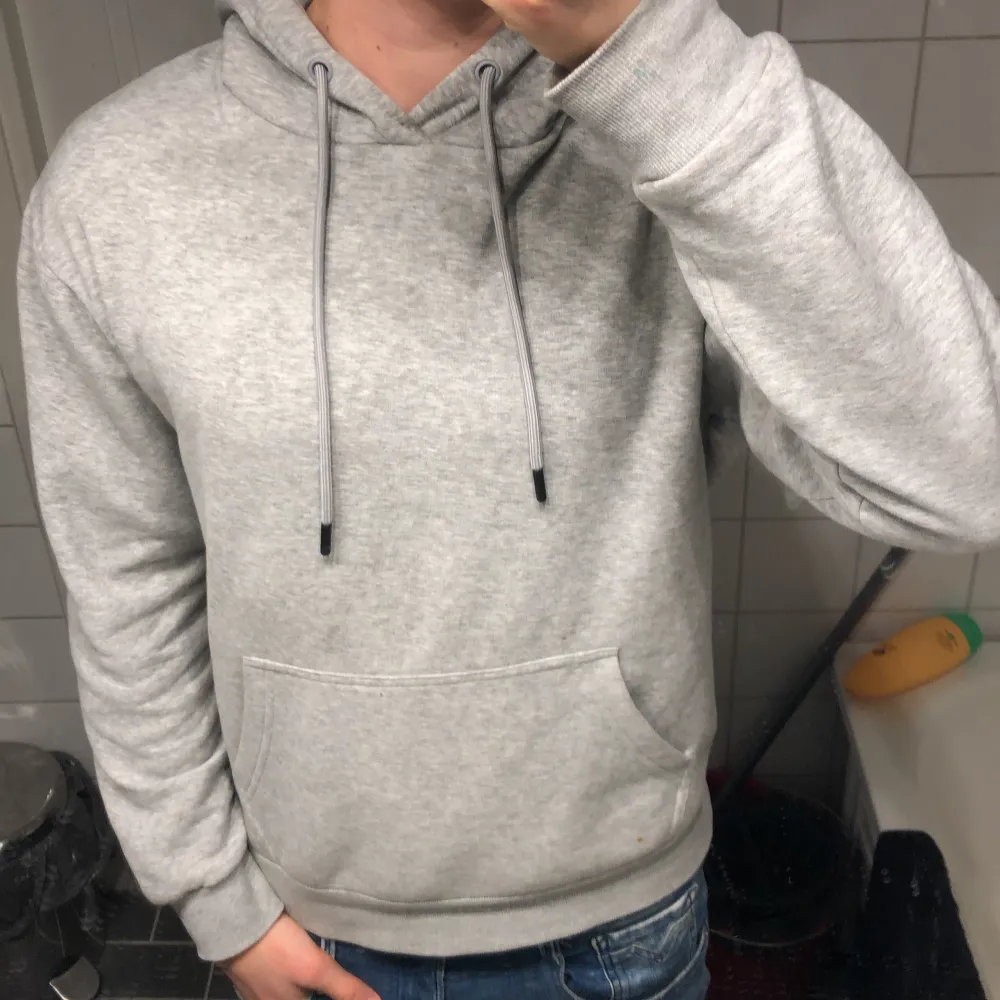 Säljer en snygg grå hoodie från Jack and Jones. Det finns en liten fläck på framsidan som förmodligen går bort med en vanlig tvätt. Annars bra skick!. Tröjor & Koftor.