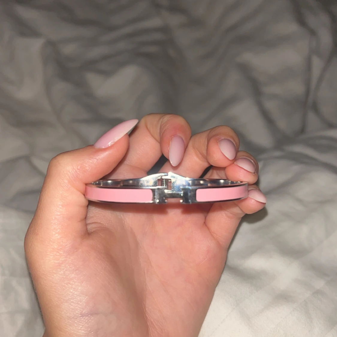 märkes armband med silverdetaljer - 90