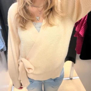 Beige omlottkofta - Superfin och mysig omlottkofta från ICHI⭐️ Stl XS men skulle tro att den passar XS-M!