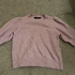 Ljuslila tröja från Vero Moda - Säljer en superfin ljuslila tröja från Vero Moda i storlek XS. Den är gjord i ett mjukt material och har långa ärmar med puffiga axlar. Perfekt för både vardag och fest! 💜