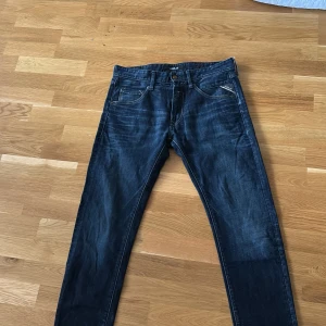 Mörkblå jeans från Replay - Säljer ett par mörkblå jeans från Replay (masig) i storlek 32. Sjukt snygg tvätt Skick 10/10, tapered fit.