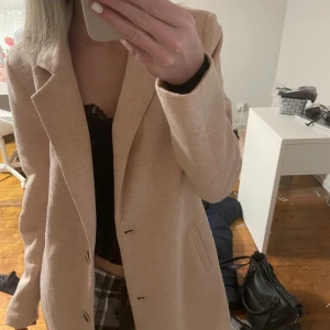 Ljusrosa lång kappa - En jätte fin kappa ifrån ONLY! Inprincip oanvänd och är i mycket bra skick! (Tryck inte på ”köp nu” skriv gärna till mig innan🥰)