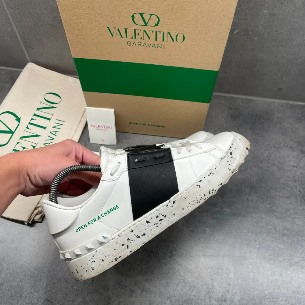 Tja säljer nu dessa otroligt feta valentino ”open for a change” sneakers i fint skick! Nypris på dessa ligger på 7000kr! Allt tillbehör medföljer! Priset är inte hugget i sten. Bara att fråga vid eventuella funderingar mvh . Skor.