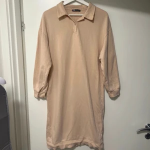 Sweatshirt klänning - Klänning från Zara, medellång, storlek S, bekväm! 