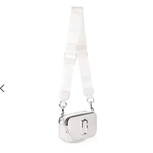 Vit marc jacobs - Säljer ÄKTA marc jacobs axelväska med justerbar rem och silverdetaljer. Den passar till så många outfits och kommer mycket till användning. Kommer med dustbag!!