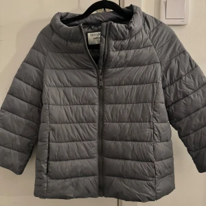 Grå trekvartsärmad jacka från Terranova - En supersnygg grå jacka med trekvartsärm från Terranova i xs, använt ungefär 1-2 gånger och säljer då den ej kommer till användning!