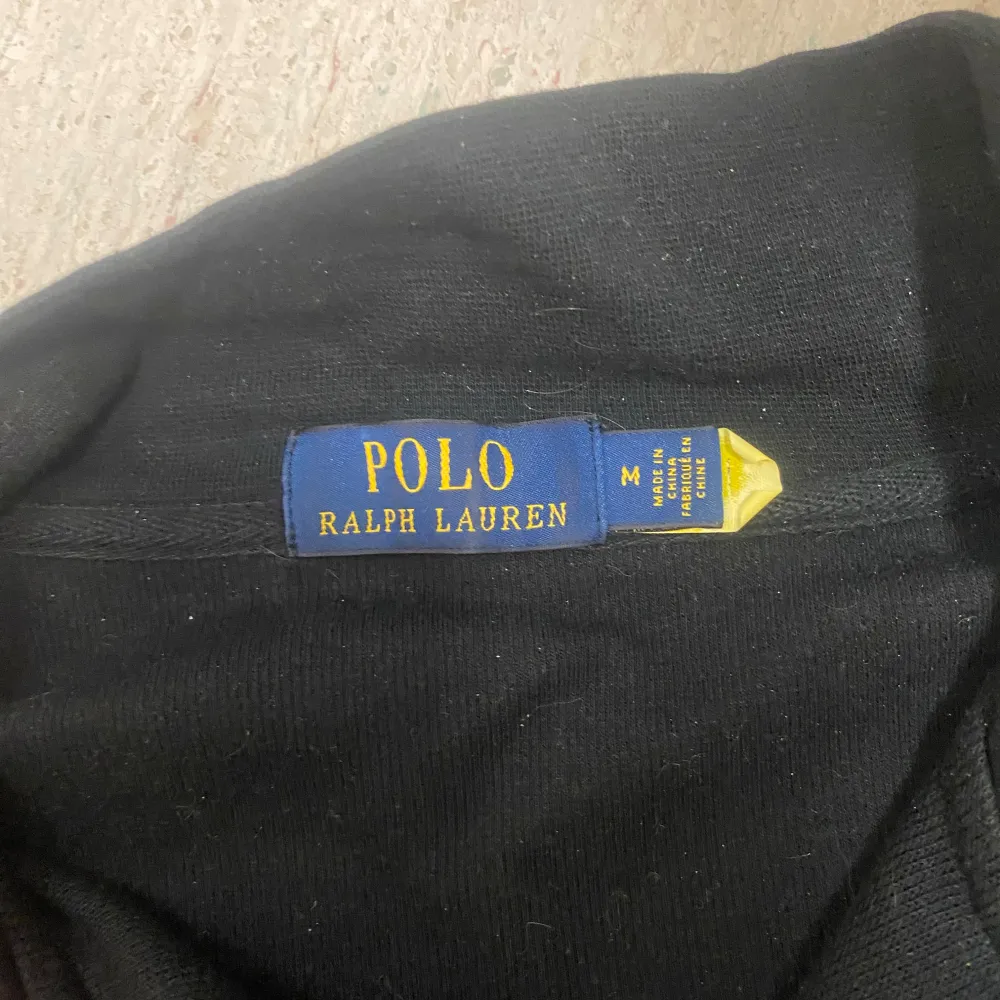 Säljer en stilren svart tröja från Ralph Lauren i storlek M. Säljs för att den inte passar mig längre och är i bra skick. Säljs för grymt pris.. Tröjor & Koftor.