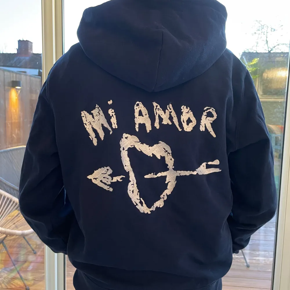 Säljer en mörkblå hoodie från Mi Amor. Den är nästintill nytt skick och bara använd ett fåtal gånger. Storlek XS (TTS). Skriv vid minsta lilla fråga!. Tröjor & Koftor.