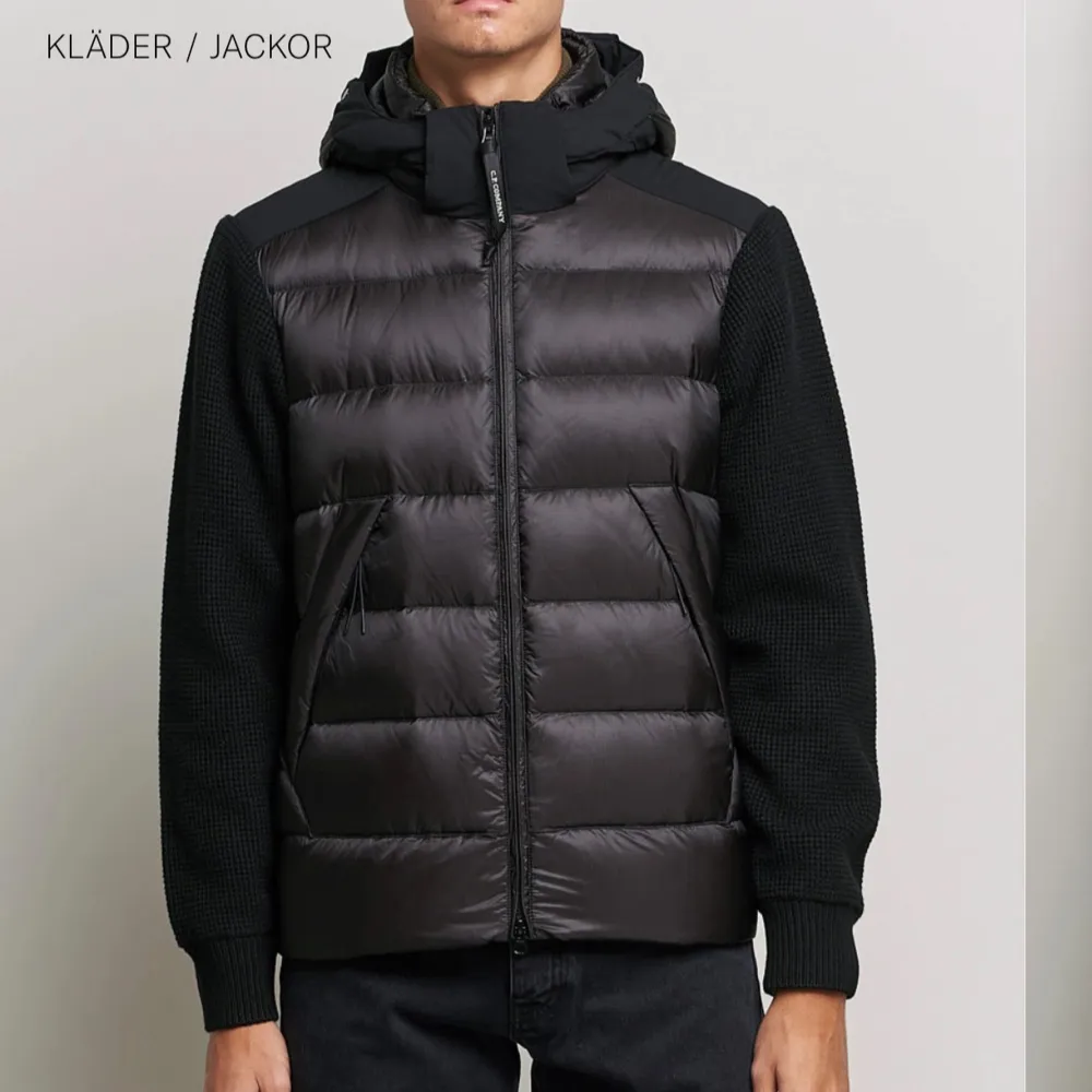 Säljer en cp company jacka hybrid modellen, denna modell sälj inte längre. Nypris är 7500. Bara använt fåtal gånger under en vinter, inga märken, inga fläckar ingenting. Storlek s men passar även xs och m. Glasögon finns på. Kom privat för fler bilder. . Jackor.