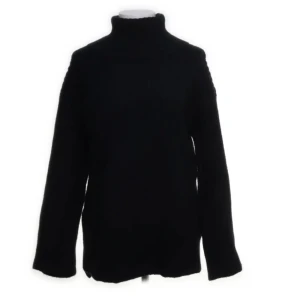 Svart polotröja från BikBok - Säljer en svart polotröja från BikBok i storlek XS. Tröjan är gjord av återvunnen polyester, akryl och lite ull, vilket gör den både varm och hållbar. Perfekt för kalla höst- och vinterdagar. Den har en klassisk design med långa ärmar och en bekväm passform.